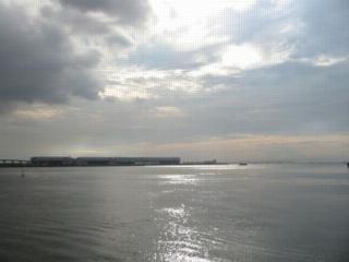 羽田空港上空の朝日